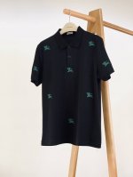 burberry 巴宝莉 满幅马术刺绣Polo 衫，选用棉质珠地网眼布面料打造，于意大利工坊精制而成。饰有经典马术骑士徽标 Ekd 刺绣，呈现修身版型。来自 B