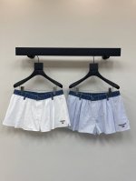 alexand*R Wang 25春夏新款条纹牛仔布拼接字母高腰短裤！采用高腰牛仔布拼接设计，融合标志性的阔腿裤版型剪裁，打造立体廓形。正面双层褶裥细节增强层次