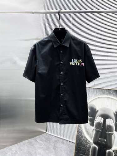 路易威登 Lv 2025Ss新款男士短袖 衬衫 衬衣，高端版本！专柜定制面料 透气舒适度高，细节无可挑剔，品牌元素设计理念，体现高品质。手感细腻柔软！呈现休闲裁