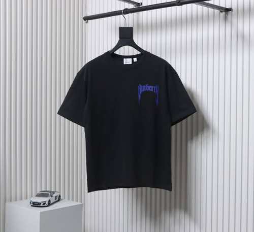 Burberry巴宝莉Bbr 24Ss 哥特字母短袖T恤 面料采用定制240G 26支特滑双股精棉平纹高密无尘全棉布料。前幅高密度加厚，走线平整，代工品质，全套