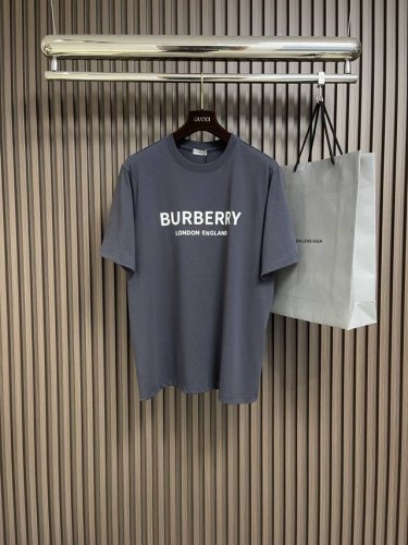 Burberry 2025Ss春夏新款墨蓝字母经典圆领短袖T恤，深邃墨蓝铺陈低调气场，此款短袖以简约轮廓勾勒百搭哲学。前胸 Burberry London En