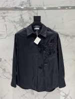 绳秀珠片宽松款衬衣 独家首发 首先面料说说那独特的亮光材质，在阳光或灯光下微微闪耀，就像是晨露中的花瓣，散发着迷人的光泽，让人移不开眼！ 薄而不透，恰到好处地展