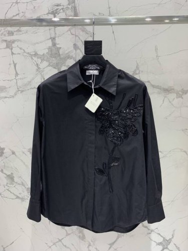 绳秀珠片宽松款衬衣 独家首发 首先面料说说那独特的亮光材质，在阳光或灯光下微微闪耀，就像是晨露中的花瓣，散发着迷人的光泽，让人移不开眼！ 薄而不透，恰到好处地展