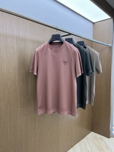 pd 早春新款短袖抢先发售 男士日常出门闭眼搭 高级定制面料短袖T恤 魅力在于创造了简约奢华感的时尚,随意搭配感受英式风格独特气质. 宽松的版型展现出休闲随意的