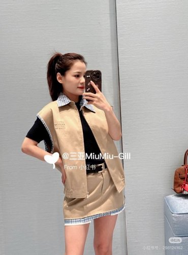 外套 短裙 Miumi* 25Ss早春新款 复古文艺风卡其色拉链夹克外套短裙。原版开发！高版出品！天蓝色格纹翻领可拆卸。假两件拼接设计！宽松廓形剪裁版型百搭不挑