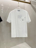 普拉达 2025早春新款男女同款短袖T恤，！定制专属纯棉面料，定制原版工艺螺纹，胸前重工字母Logo工艺设计！简约大方，从容百搭，档次极高，完美融入时尚还有风情