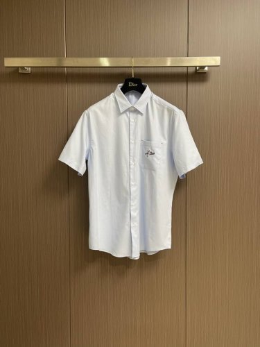 kiton 2025Ss早春新款短袖衬衫 延续了品牌经典鲜明的风格设计 大气奢华的走线真是好看到不行 驾驭起来都超级帅气 客供进口优质面料制成 面料手感比常规面