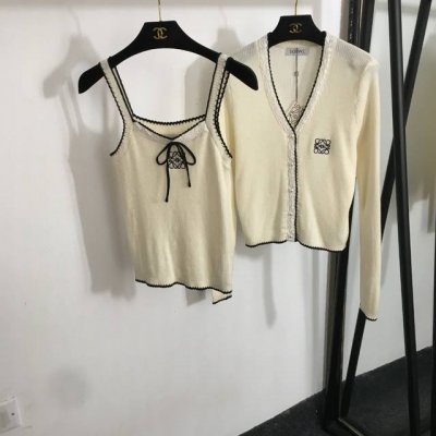 款号20252117 Loew*新款套装，蝴蝶结针织吊带背心+珍珠纽扣Logo刺绣V领长袖针织开衫，米白色，粉色，灰色，Sml， S码；肩宽36，胸围86，袖长