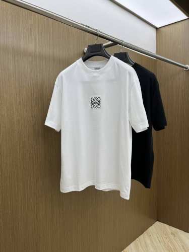 新款 Loe 高端定制 2025春夏新款首发专柜最新款短袖圆领T恤 高端订制 设计前卫时尚！品牌Logo重工艺设计 高端定制丝光云朵棉面料.手感柔软.穿着舒适.