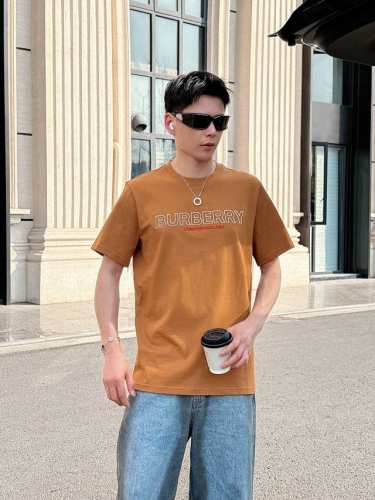 Burberr*巴家 2025春夏新款男女同情侣款休闲宽松棉质圆领短袖T恤衫！贸易公司渠道稀出，同步官网发售 ！ 2025春夏最新系列，经典时尚设计元素，为全新
