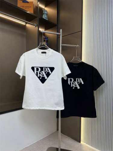 120 prada普拉达2025Ss新款植绒拼色金属泡膜印花工艺设计情侣休闲短袖T恤 最高版本！面料290克100%双纱棉！植绒拼色金属泡膜印花工艺设计！ 辅料