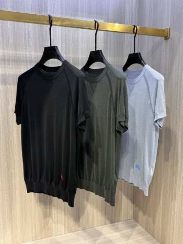 型号D-7310#，B家 2025春夏最新战马绣标男士圆领短袖针织衫，精选针织棉质面料制成， 80支超柔长绒棉，16针密致针法，纹理清晰，紧密不易变形，质感软糯