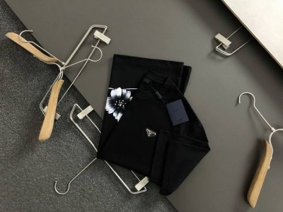 P180 Prad*合身版型M-Xxxl 25春夏顶级黑色花卉彩绘融合金属三角标精致工艺专柜面料重磅短袖，顶级元素融合打造，经典短袖3标齐全，潮男时尚，无论是上