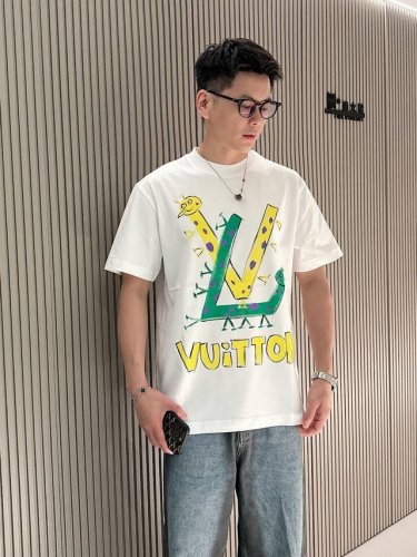 lv 2025Ss春夏新款棉质圆领短袖T恤 胸前手绘涂鸦工艺 顶级丝光棉面料定制 标准版型 男女同款 码数：S M L Xl Xxl