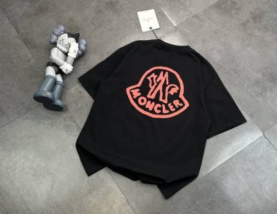 潮牌 Moncler蒙口印花刺绣小标情侣款短袖T恤！ 240G双纱潮牌专用棉，纹理清晰，质感满满，同缸定染1×1无色差精密纯棉螺纹，层搭叠穿，自留好货，强烈推