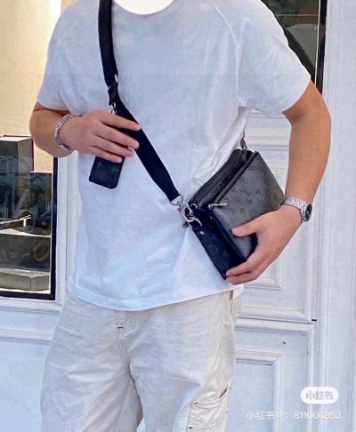 lv 黑武士三合一 今年最火男包，Lv黑武士三合一邮差包 黑色Lv老花真的很酷帅 黑银反转色也叫黑武士，帅到没朋友 三个包可以分别拆下来，随意组合 深灰色和经典