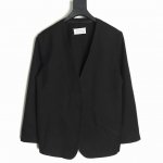 maison Margiela 马吉拉 无领廓形西装外套 把经典元素升级，时髦且高级的去领化设计，无边感的轮廓线覆盖了全衣，两片微弧度的无扣门襟让造型更有灵动性