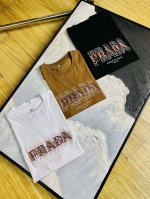 官网同款可穿205斤 普拉达prada 原单品质 2025最新款短袖 精选专柜订制顶级双丝光棉进口面料 所有细节做工完美1比1复刻 还原正品百分百 原版五金 高