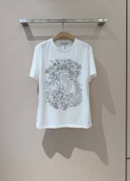 Dio*R 素描印花百搭T恤 印花圆领Tee,沿用海底海马印花图案 ，呈现做旧高级质感棉麻材质 ，胸前标志性丝带字母印花让衣服品质更加上乘，跟足原版时尚休闲，随