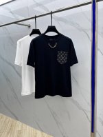 lv*路易威登 2025Fw夏季新款优质磨毛棉布圆领短袖T恤，老花牛仔口袋宽松休闲！可以单穿或内搭的时髦单品，经典老花标识点缀，打造时尚简约的穿搭魅力！这款采用