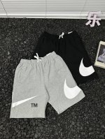 耐克Nike2025春夏最新印花Logo宽松休闲纯色时尚百搭户外运动吸汗透气短裤休闲裤 裤身醒目的印花Logo，将品牌态度与潮流感拉满，一眼就能让你在人群中脱颖