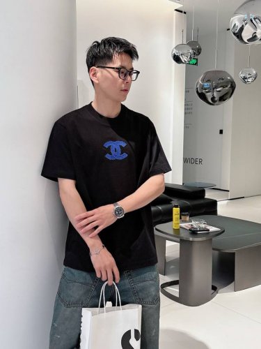 香奈儿2025夏季新款短袖T恤，特色的毛绣工艺，个性艺术系列全网独家首发 百搭款细节处理完美240克纯棉面料十分精致 原版面料 网红明星同款高版本 高品质手感非