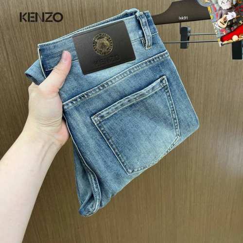 kenzo 25S春夏男士休闲牛仔裤.......棉质牛仔面料打造 质地柔软又不失筋骨，手感干爽有韧性 经典的标志性品牌徽标，灵魂般的点缀 各项指标皆为上品，自
