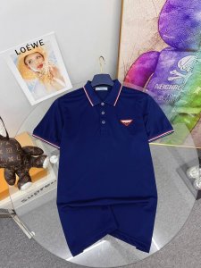 普拉达 高端定制、2025Ss新款时尚翻领短袖Polot恤、原版复刻、客供原版进口丝光棉面料、原版复刻经典品牌Logo、剪裁完美、做工精致、必入单品首选！尺码：