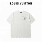 louis Vuitton 路易威登 前后烫钻短袖T恤 经典的纯色版型，简约又大气。背后的Monogram图案用烫钻工艺呈现，每一颗钻都排列得整整齐齐，在光线下