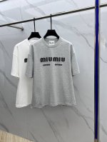 Miumiu 缪缪 最新印花半袖T恤 罗纹衣领 100% 棉 精选Zp定织定染高密度纯棉面料，布纹清晰 手感柔软舒适 立体图案Logo印花工艺 进口环保胶浆 O
