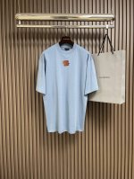 Balenciaga 巴黎世家 红胶带字母刺绣短袖T恤，面料采用巴黎Z制定染 百分百纯棉双股面 320G成衣洗水前幅高清扫描图案完美还原成衣后炒色洗水工艺 多处