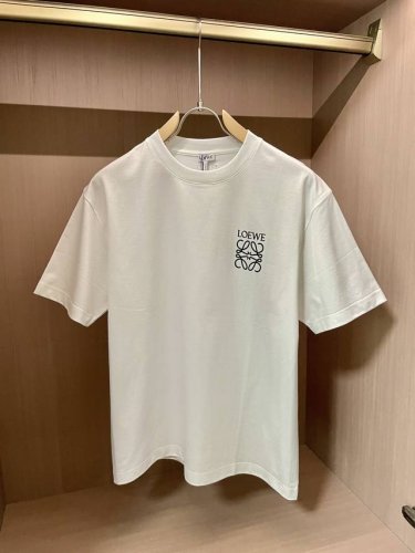 Loewe 2025春夏新款首发专柜最新款短袖圆领T恤 高端订制 设计前卫时尚！品牌Logo重工艺设计 高端定制丝光云朵棉面料.手感柔软.穿着舒适.专柜级别精致
