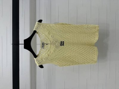 上新原单高端品质 Miumi*2025春夏最新系列！立体镂空钩花针织背心！定制Yb进口纱线织造 质感十足 成衣选用高级走针镂空工艺 通体立体手钩编织花纹 为简易