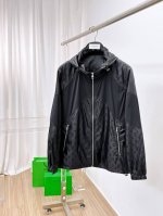 路易威登 Lv 2025春夏新款男士防晒服轻薄外套，独特订制防晒四面弹面料，卓越的弹性与回弹性，四向拉伸，面料在经纬，横向与纵向及对角线方向均具备弹性，适应大幅