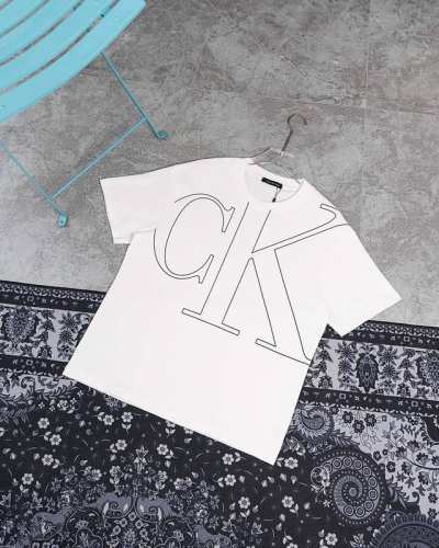 款M352 Ck Ck大标印花圆领短袖 Calvin Klein专柜同步T 面料采用32支双纱260高克重纯棉面料 进口机器白墨直喷印工艺 满满的高级质感 穿起