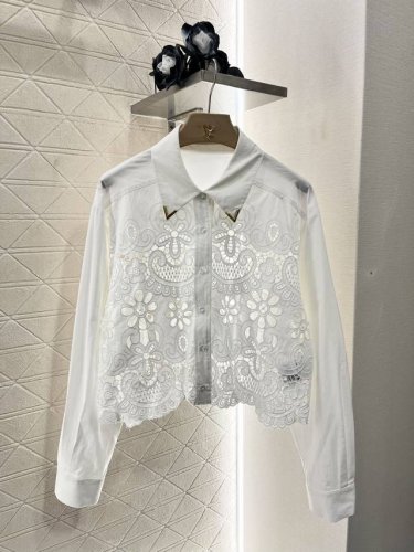 Valentin*2025新品上架 蕾丝衬衫短裤套装 定制Yb斜纹全棉材质 亲肤舒适 透气垂顺 短款衬衫短裤套装 上衣胸前水溶工艺处理 呈现出不同花型肌理 领间