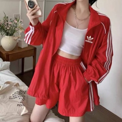 上新 一套 Adidas三叶草新款硅胶图案红色防晒外套短裤套装 我宣布: 亮红色就是女孩子显白的仪式感 被追问N次的防晒套装 元气十足！ Ad重工硅胶图案 立体