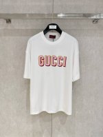 Gucci 25新款短袖Yyds 日常出门闭眼搭 定制纯棉弹力棉面料短袖T恤 魅力在于创造了简约奢华感的时尚,随意搭配感受英式风格独特气质. 宽松的版型展现出休