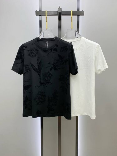 迪奥25Ss春夏 新品 定制蚕丝面料丝滑透气！时尚经典圆领短袖时尚单品设计，更加时尚舒适，高标准定制，上身非常有型，胸前品牌经典Logo 图案 客供辅料，客供进