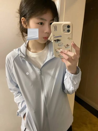 露露乐蒙Lululemon 被追问链接 Lululemon 这件防晒衣神了 宝子们 夏日阳光炽热 Lululemon 新款蓝色轻薄透气防晒衣 绝对是你户外出行的