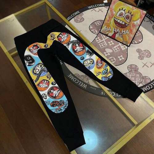 180包邮 2024新款Ev阿福男士金钱达摩大M印花卫裤休闲裤 这条卫裤背面以亮眼的海浪大M装饰，配以Ev标志与增添独特性。采用直筒剪裁，俐落的线条与舒适感兼备