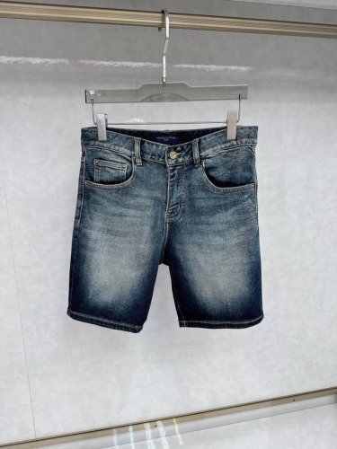 lv 25S新款潮男时尚休闲牛仔短裤，高端欧版原单，潮流时尚休闲 透气舒适度高，细节无可挑剔，品牌元素设计理念，体现高品质。呈现休闲裁剪，上身版型超赞！ 码数：