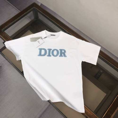 Dior 迪奥 25Ss最新款百搭短袖T恤男女同款！！ 特供定制面料！加上紧密纺纱工艺又使面料光滑紧密得到整体面料的高级感，大牌专业提供，质量绝对保证。衣服偏厚
