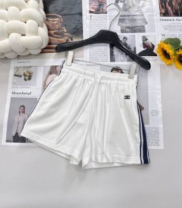 Celine 新款学院风运动短裤这是一条不用想怎么搭配的神级单品 不费吹灰之力的时髦洋气 上身太太太好看 无短裤不夏天 搭配同系列背心 超级超级好看 版型设计无