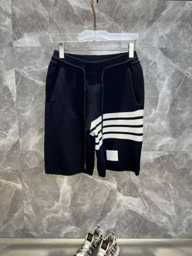 tb汤姆布朗 Thom Browne2025Ss新款针织短裤，定制面料采用威化布织法，提花针织工艺，版型紧致立体，4杠拼接，定制裤绳五金质感强，顺滑，上身舒适透