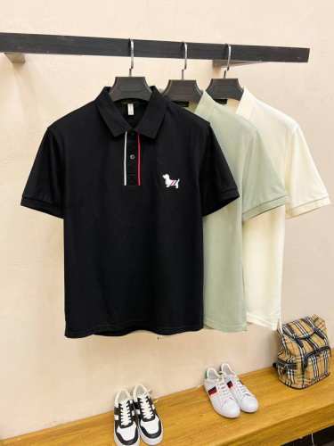 Tb汤姆布朗25Ss春夏新款翻领polo。精选天丝棉贡缎棉料，舒适细腻带来极佳的亲肤感，同时吸湿透气，方便打理。精工螺纹现织领口，修饰身形同时更不易变形，细节处