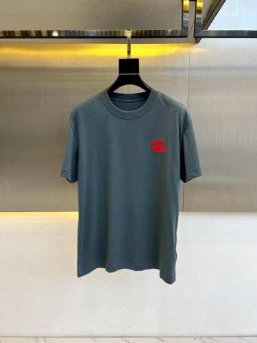 Gucc古驰、2025S春夏新品定制面料休闲短袖，这款定制纯棉高克重面料 T 恤饰以同色调刺绣图案，采用轻柔舒适的棉质平纹布制成，略微宽松的衣身上带有品牌 Lo