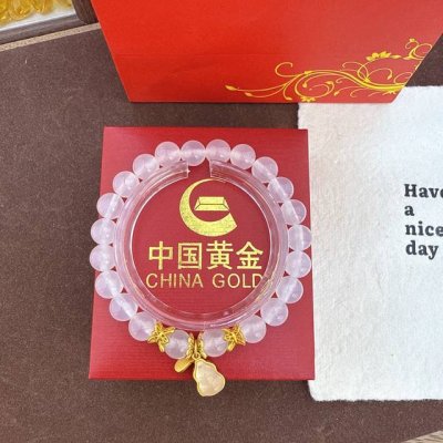 中国黄金葫芦弹力手串 玉石沙金葫芦手串 这是一款玉石 沙金搭配的弹力手串 并带有 福 字元素的吉祥手串 福 字象征福气 吉祥 搭配白色天然玉石非常适合夏季佩戴
