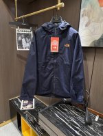 p310 the North Face北面 早春新品 户外防风夹克，专业户外50年，探索精神永不休止经典的冲锋衣版型，连帽款！胸前标志性Logo刺绣设计 具备防