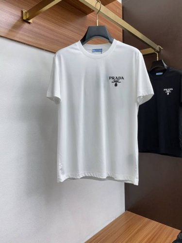 普拉达 2025春夏新款首发专柜最新款短袖圆领T恤 高端订制 设计前卫时尚 品牌Logo重工艺设计 高端定制丝光棉面料.手感柔软.穿着舒适.专柜级别精致车线.做